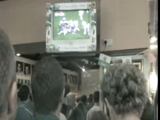 Dans un pub de Cardiff après la victoire de l'Angleterre