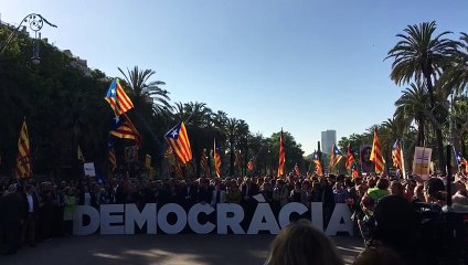La paraula Democràcia acompanya Forcadell i Simó al parlament