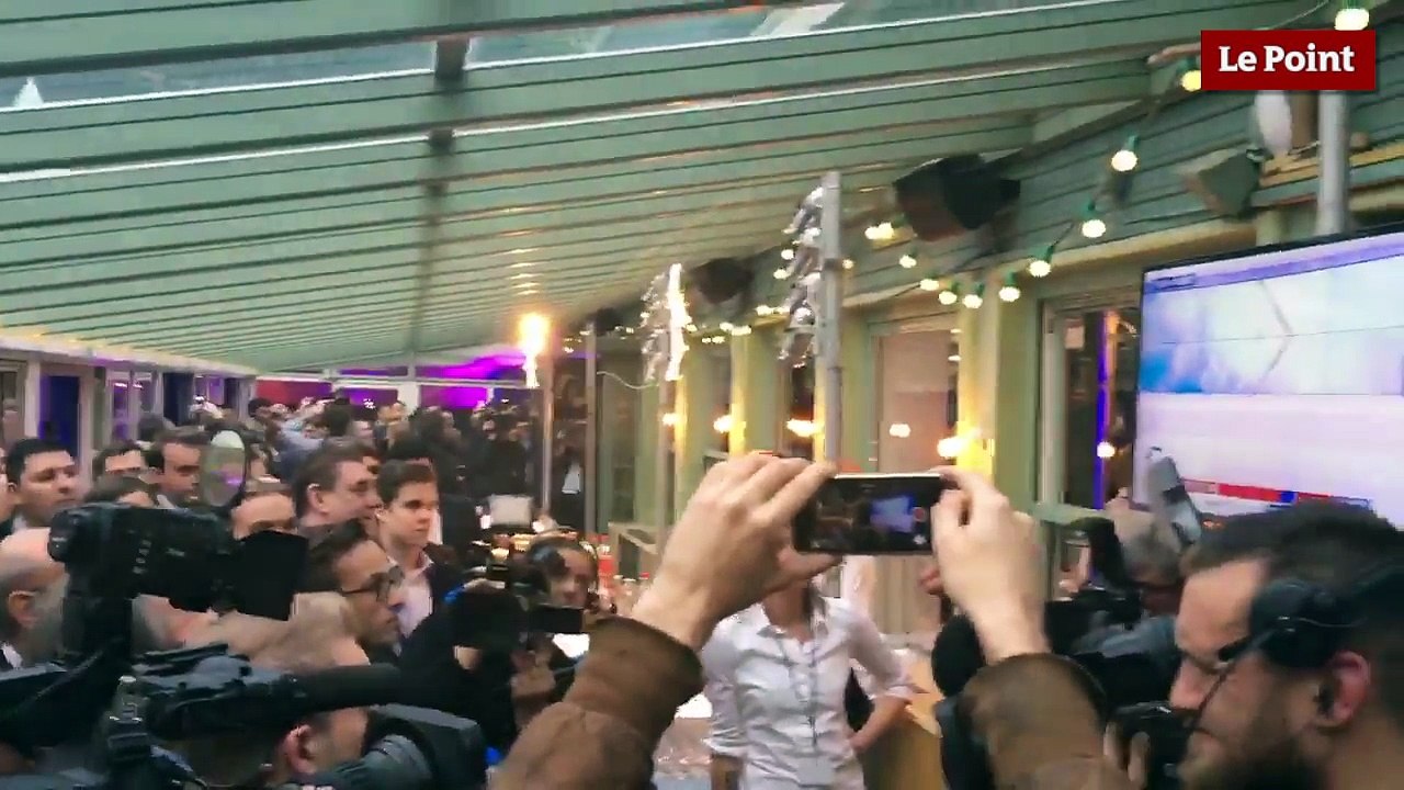 La déception au QG du FN lors de l'annonce de l'élection d'Emmanuel Macron