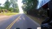Un motard s’emporte contre une femme qui a manqué de lui couper la route