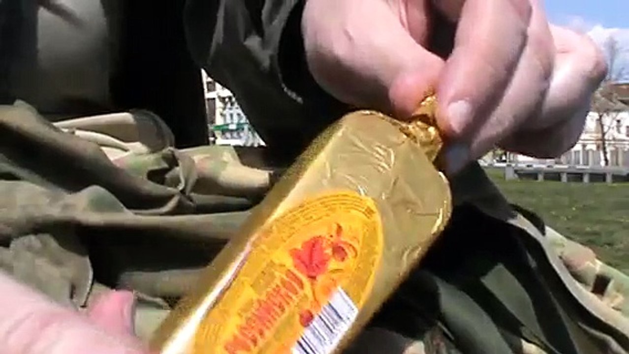 Гена Горин кушает мороженое на улице