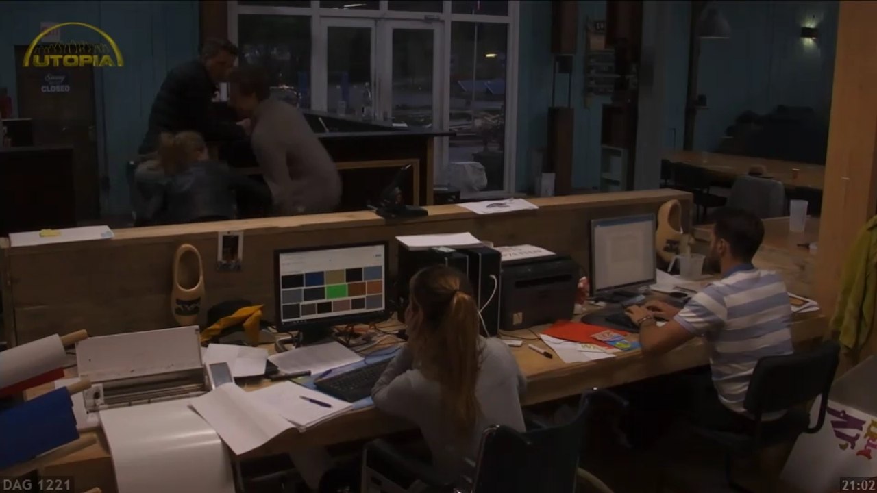 Billy slaat Bas in zijn ballen