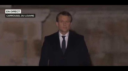 Emmanuel Macron : son arrivée très solennelle au Louvre (vidéo)