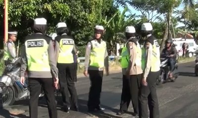 Download Video: Para Polwan Tambal Jalan Berlubang di Banyuwangi