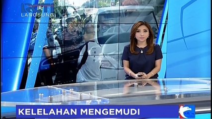 Tidur di Tengah Jalan, Mobil Pengendara Ini Didobrak Polisi