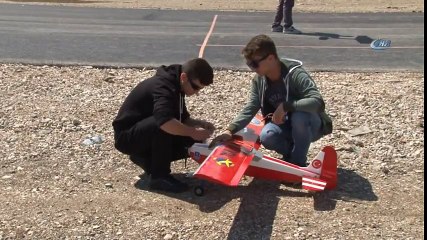 Bursa’da Liseli Öğrenciler Ürettikleri Uçakları Havada Kapıştırdılar