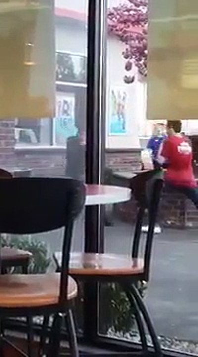 Il sort de nulle part et met KO un gars en un coup