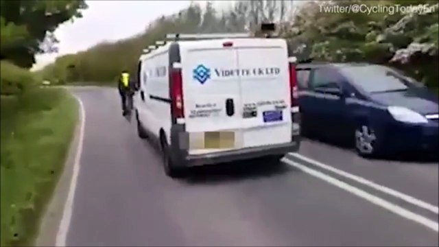 Ce chauffard essaie d'écraser un cycliste