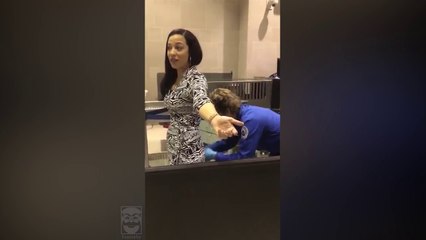 Oficial toca partes íntimas de una