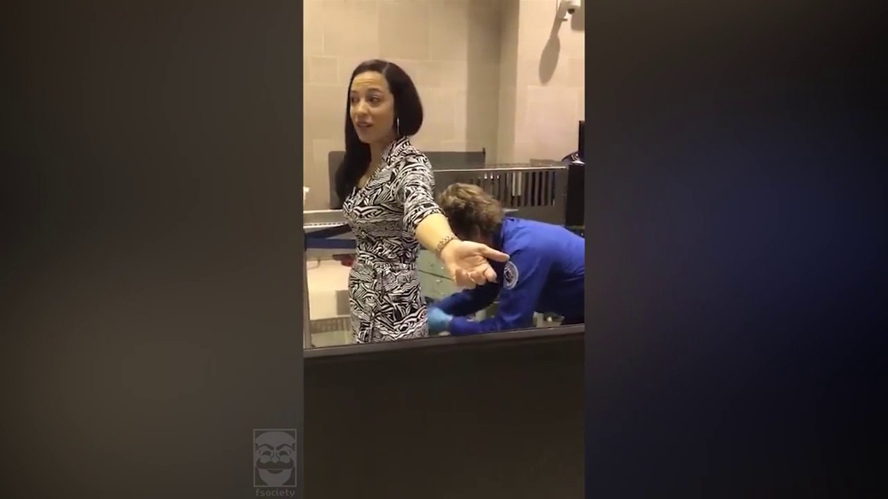 Oficial toca partes íntimas de una