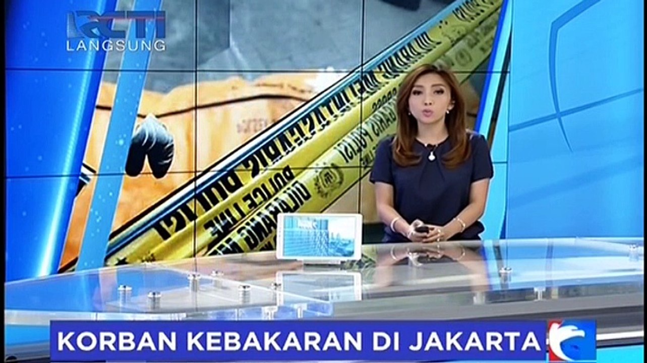 Petugas Evakuasi Jenazah Korban Kebakaran di Cipinang Pulo