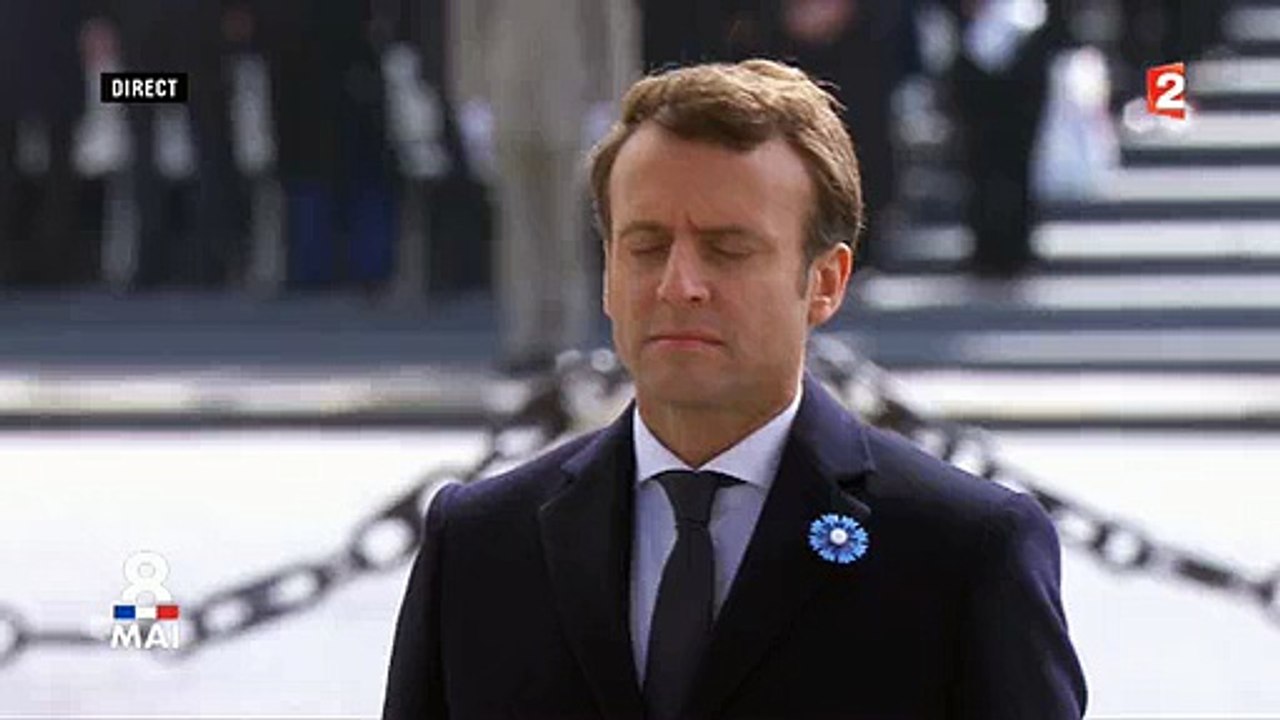 Alors que le Chant des partisans retentit, Emmanuel Macron ferme les yeux dans ce moment de recueillement