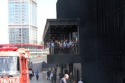 Plazada Yangın Çıktı, Çalışanlar Kendilerini Balkona Attı