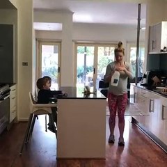 Maman prépare des smoothies