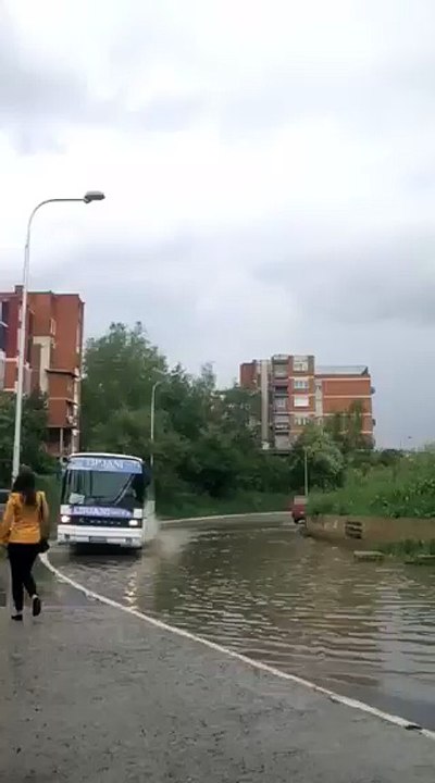 Vershohet nga uji rruga afet Stacionit te Autobuseve