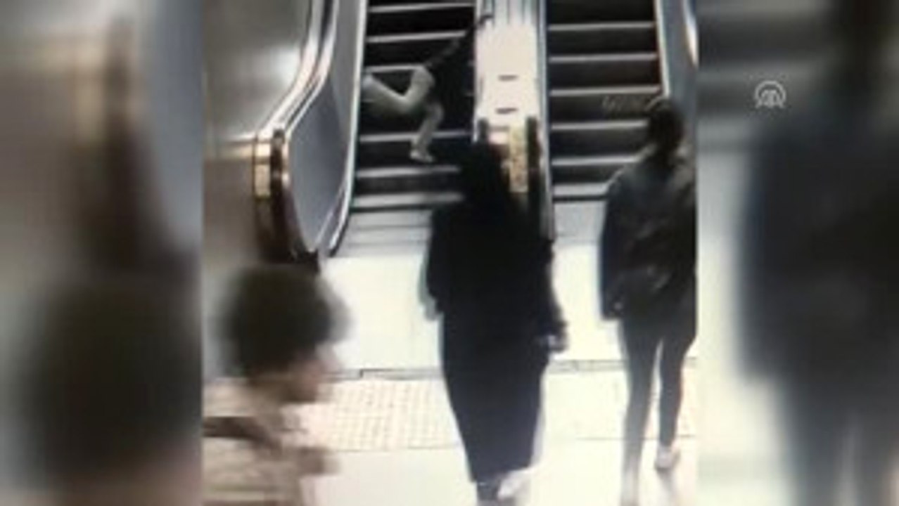 Yürüyen Merdivene Ayağı Sıkışan Çocuk Kurtarıldı - Istanbul