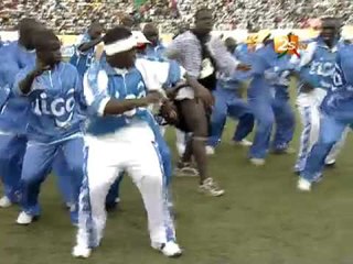 Tousse Yekini offert par WWR