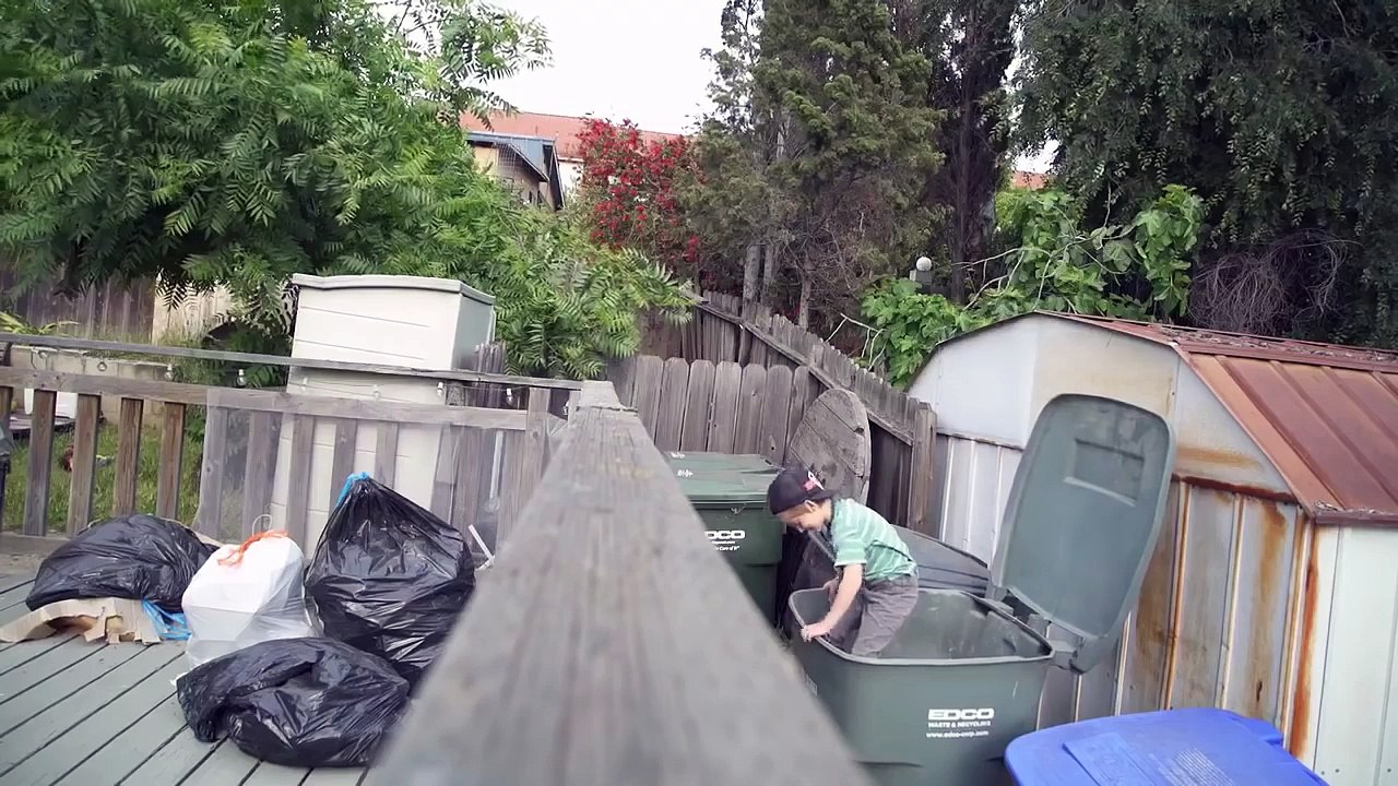 Il se cache dans une poubelle pour faire peur à son père mais ça ne va pas du tout se passer comme prévu