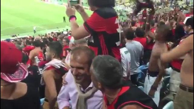 Técnico do Vasco assiste final do Carioca no meio da torcida do Flamengo no Maracanã