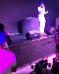 Lapiz conciente tubo un percance y no pudo presentarse en esta discoteca la gente grita lo siguiente