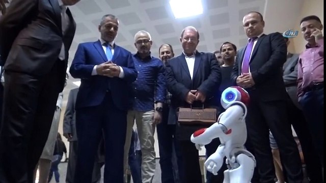 Robot Fıkra Anlatıp, Horon Tepti Sonra Heyecandan Bayıldı