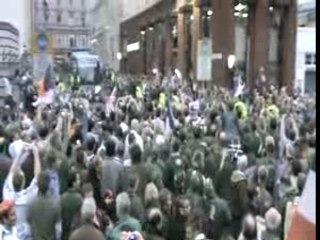 Le bus de l'équipe de France arrive au Millenium Stadium