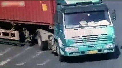 Un camion lo prende in pieno! Il salvataggio è da film di fantascienza!