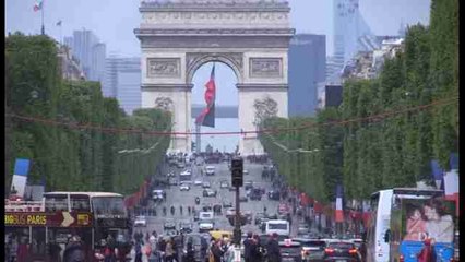 Macron y Hollande escenifican un simbólico encuentro en París