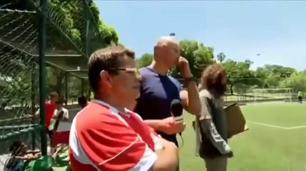 Falcao se disfraza de indigente y asombra en un partido de fútbol en Brasil