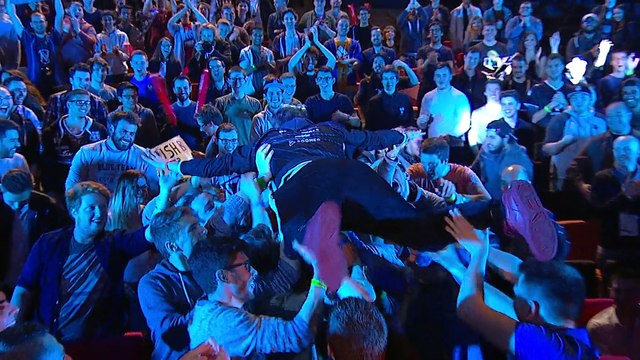 CSGO: kennyS surfing the crowd