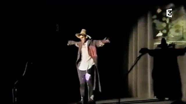 France 3 diffuse un extrait d'une pièce de théâtre d'Emmanuel Macron... Il a 15ans ! Regardez