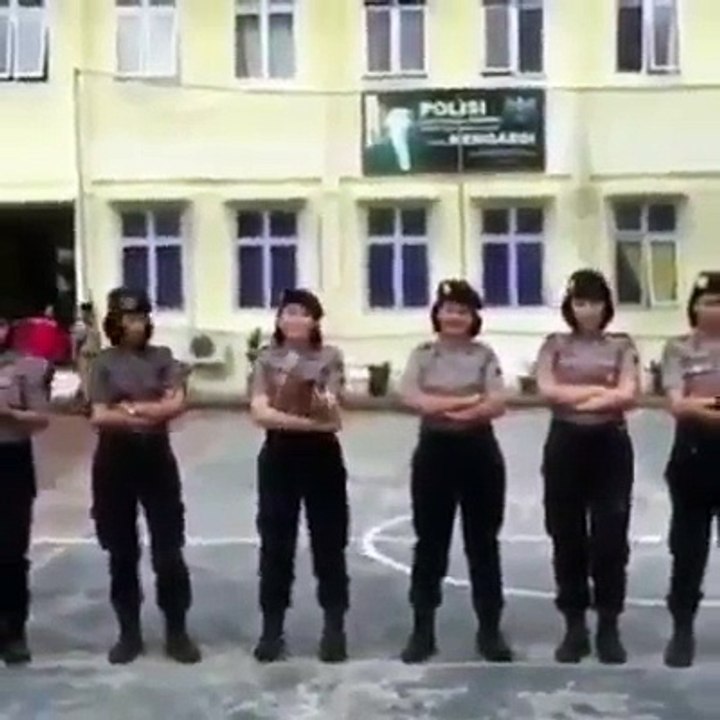 Heboh Polwan Cantik Challenge Turun Naik