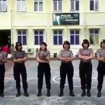 Heboh Polwan Cantik Challenge Turun Naik