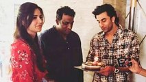 EX Lovers Ranbir Kapoor - Katrina Kaif Cut Anurag Basu Birthday Cake - VIDEO VIRAL