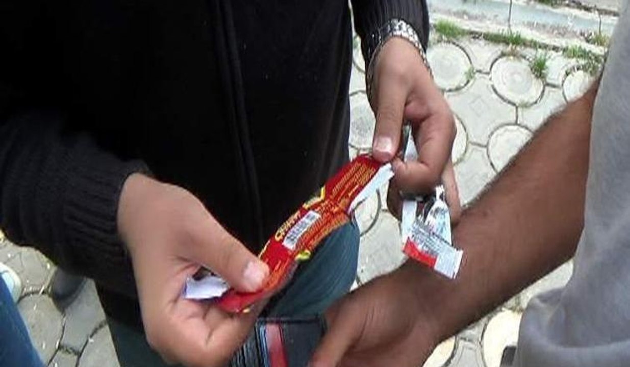 Cüzdanından çıkanlar polisi güldürdü