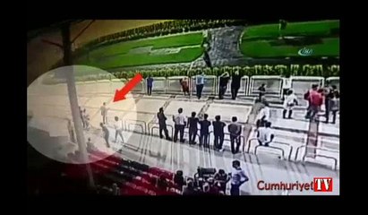 Hipodromda güvenlik amirine uçan tekmeli saldırı kamerada