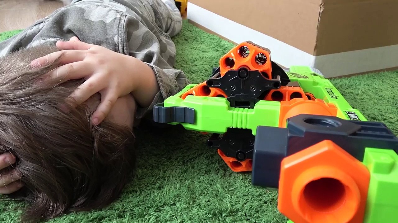 Bad Baby Малыш с НЕРФ против Джокера - NERF WAR Bad Baby vs Joker