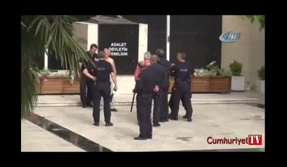 Adliyede bıçaklı dehşet anı kamerada