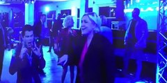 Pour oublier sa défaite, Marine Le Pen danse sur du Goldman