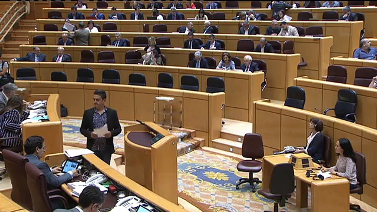 Carles Mulet estripa una fotografia de Susana Díaz