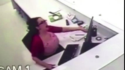 Empleada se autolesiona en la oficina para pedir indemnización