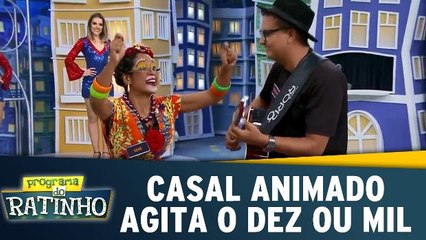 Casal animado agita o dez ou mil