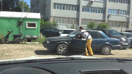 Sürekli Arabasının Önüne Park Eden Araca Bakın Ne Yaptı.!!