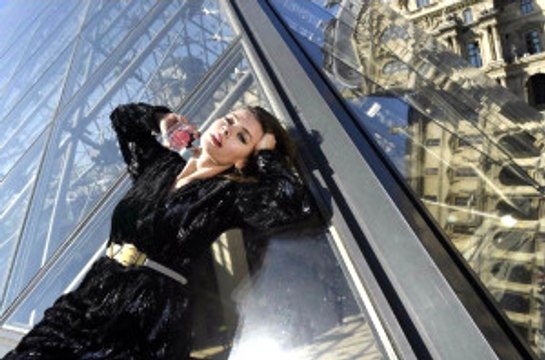 Güzel Oyuncu Tuba Ünsal'ın Kaldığı Otelin Odasını Maymunlar Bastı