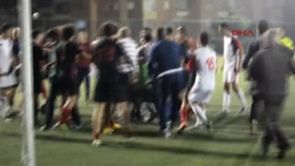 Mersin'de Futbolcular Antrenöre Saldırdı