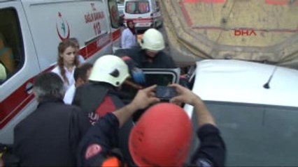 Tem'de Emniyet Şeridinde Bekleyen Hafriyat Kamyonuna Otomobil Çarptı