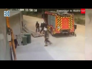 Los bomberos escapan de milagro de la explosión de la planta industrial de Arganda