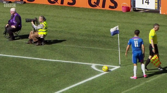 L'arbitre de touche vomit et se prend un carton rouge... Ahaha