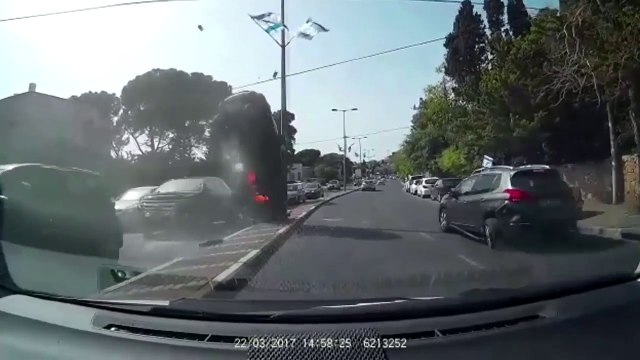 Ce chauffard force le passage et va le regretter... Accident impressionnant