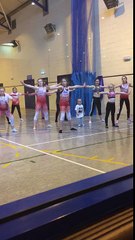 Ce petit essaye de danser avec les majorettes !!